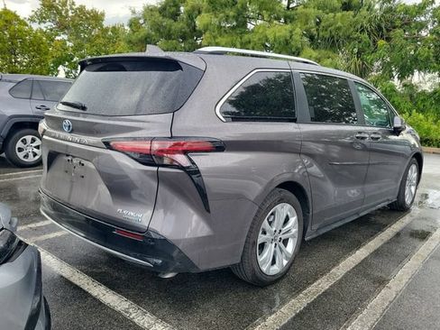 Used 2023 Toyota Sienna Platinum FWD image 3