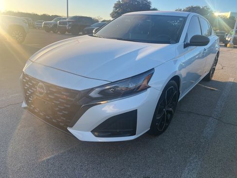 Used 2024 Nissan Altima 2.5 SR w/ SR Premium Package image 1