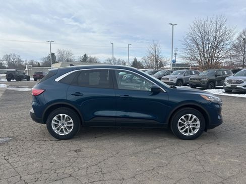 Used 2020 Ford Escape SE image 2