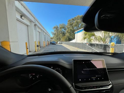 Used 2025 Jeep Compass Trailhawk image 33