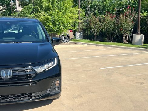 Used 2025 Honda Odyssey Touring image 3