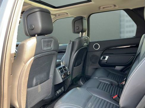 Used 2024 Land Rover Discovery S image 23