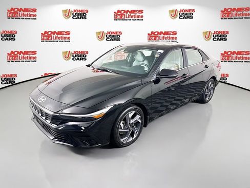 Certified 2025 Hyundai Elantra Limited FWD image 16