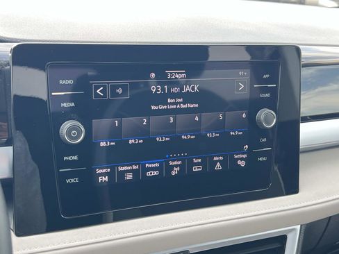 Used 2025 Volkswagen Taos SE w/ Panoramic Sunroof Package image 12