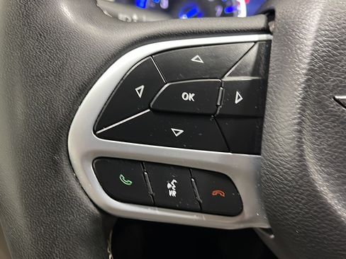Used 2024 Chrysler Pacifica Touring-L FWD image 6