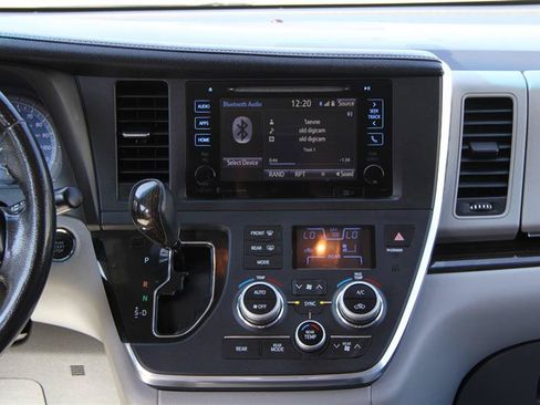 Used 2017 Toyota Sienna XLE Premium AWD/4WD image 31