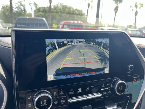 Used 2023 Toyota Highlander Limited FWD image 25