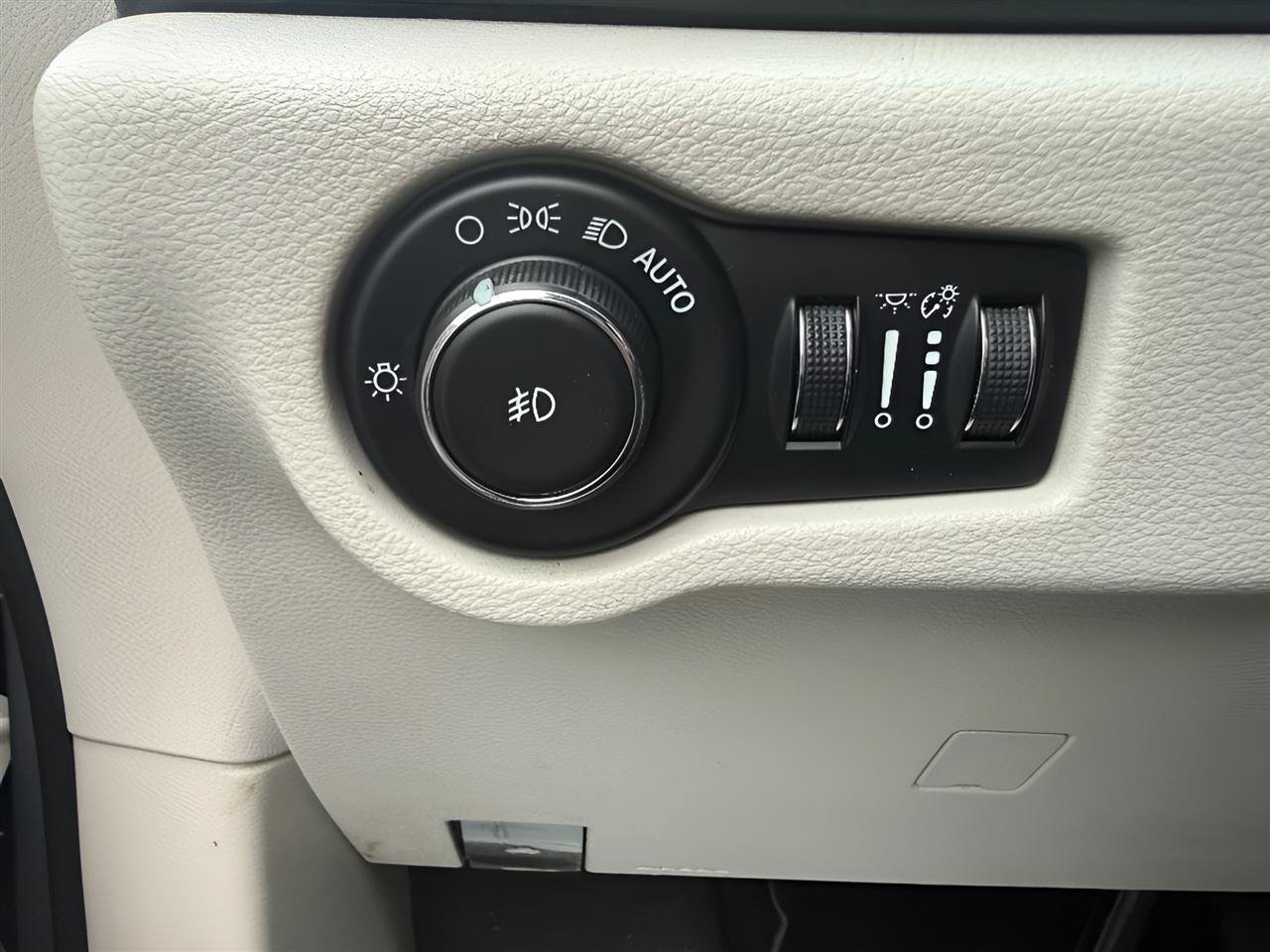 Used 2018 Chrysler Pacifica Limited FWD image 22
