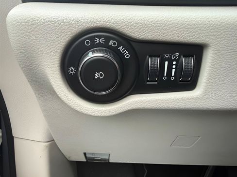 Used 2018 Chrysler Pacifica Limited FWD image 22