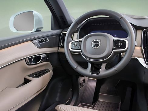 New 2026 Volvo XC60 B5 Plus w/ Protection Package Premier image 31