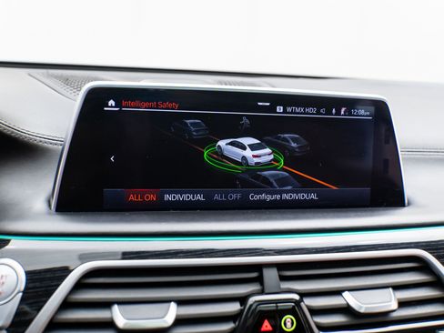 Used 2020 BMW 750i xDrive image 28