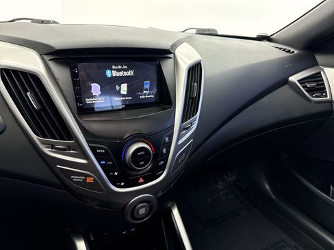 Used 2017 Hyundai Veloster Value Edition image 16