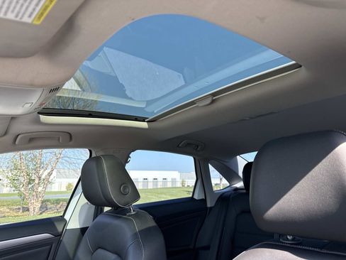 Used 2024 Volkswagen Jetta SE w/ Panoramic Sunroof Package image 3