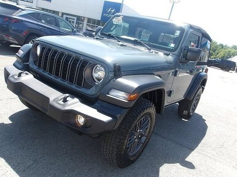 Used 2025 Jeep Wrangler Sport AWD/4WD image 3