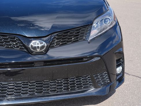 Used 2020 Toyota Sienna SE Premium w/ Nightshade Edition FWD image 9