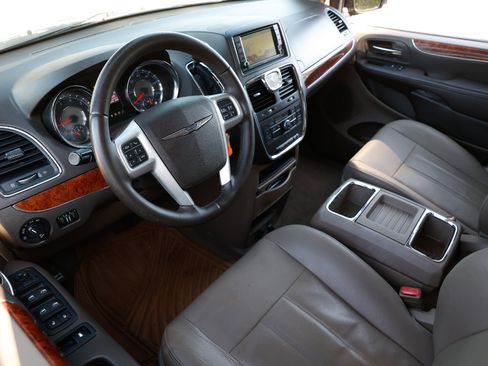 Used 2016 Chrysler Town & Country Touring image 4