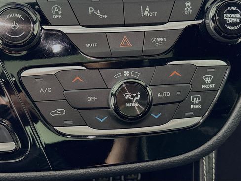 Used 2025 Chrysler Pacifica Limited FWD image 9