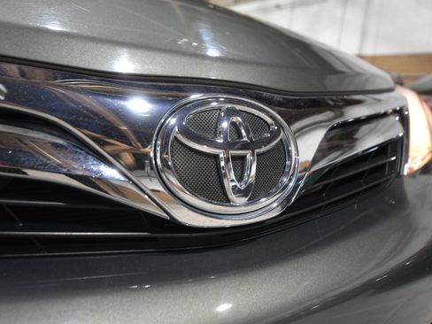 Used 2012 Toyota Camry LE image 3