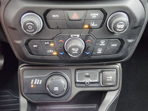 Used 2023 Jeep Renegade Latitude w/ Sun/Sound Group image 27