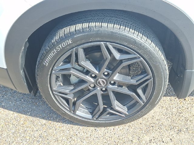 Certified 2025 Nissan Kicks SR w/ SR Premium Package AWD/4WD image 16