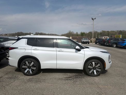 Used 2025 Mitsubishi Outlander SEL image 2