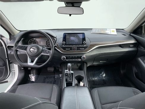 Used 2025 Nissan Altima 2.5 SV FWD image 14