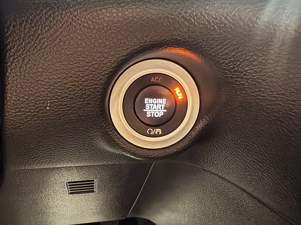 Used 2025 Chrysler Pacifica Select FWD image 42