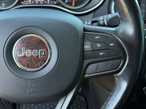Used 2019 Jeep Cherokee Trailhawk w/ Cold Weather Group AWD/4WD image 16