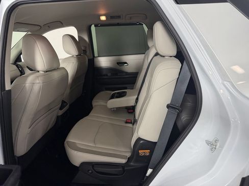 Used 2025 Nissan Pathfinder SL FWD image 27