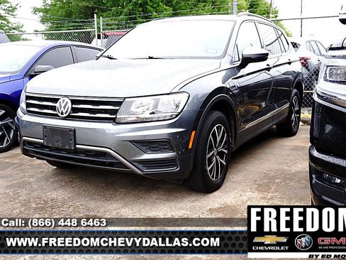 Used 2021 Volkswagen Tiguan SE w/ Panoramic Sunroof Package FWD image 3