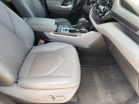 Certified 2021 Toyota Highlander Limited FWD image 14