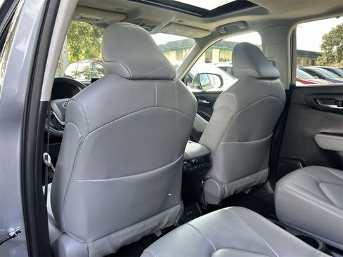 Used 2023 Toyota Highlander L image 12