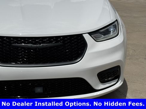 Used 2025 Chrysler Pacifica Limited FWD image 5