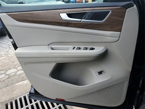 Certified 2025 Volkswagen Atlas SE image 30