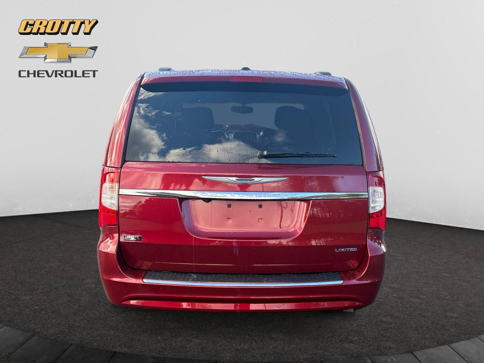 Used 2016 Chrysler Town & Country Limited Platinum FWD image 4