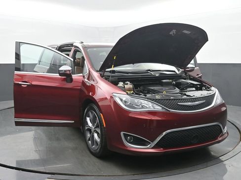 Used 2017 Chrysler Pacifica Limited FWD image 56