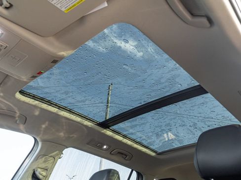 Used 2023 Volkswagen Tiguan SE w/ Panoramic Sunroof Package FWD image 16