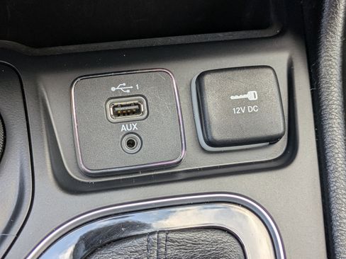 Used 2023 Jeep Cherokee Altitude Lux image 23