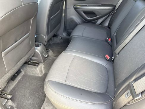 Used 2022 Chevrolet Trax LT w/ LT Convenience Package image 10