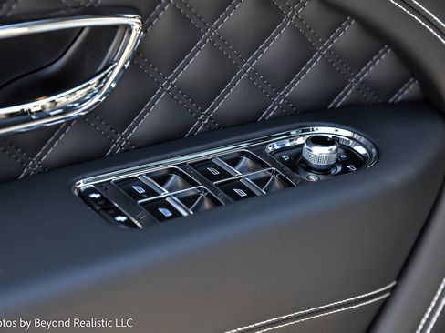 Used 2023 Bentley Bentayga Plug-In Hybrid AWD/4WD image 21