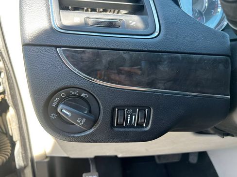 Used 2014 Chrysler Town & Country Touring-L FWD image 21