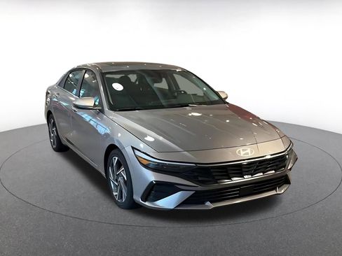 Used 2025 Hyundai Elantra SEL image 3