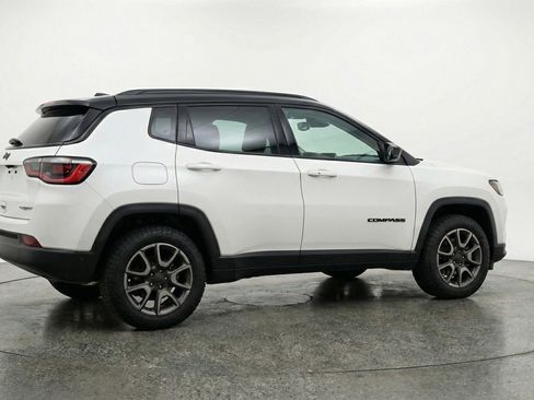 Used 2025 Jeep Compass Trailhawk AWD/4WD image 9