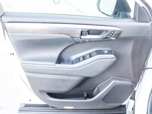 Used 2023 Toyota Highlander Platinum FWD image 24