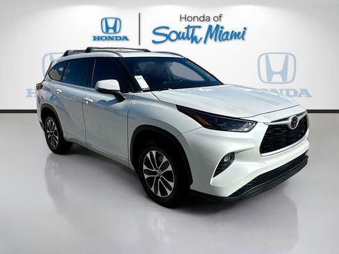 Used 2022 Toyota Highlander XLE image 1