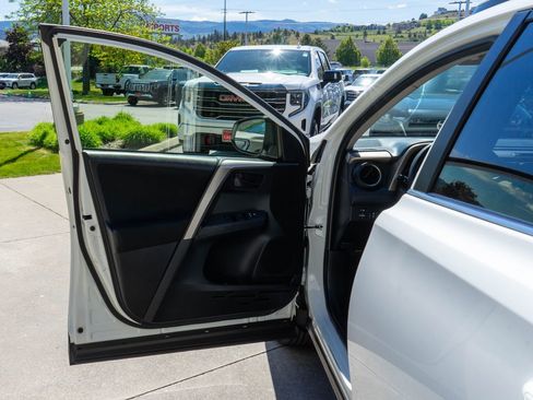Used 2015 Toyota RAV4 LE AWD/4WD image 15