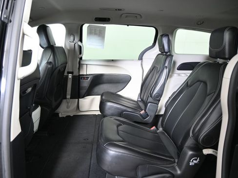Used 2024 Chrysler Pacifica Touring-L FWD image 19