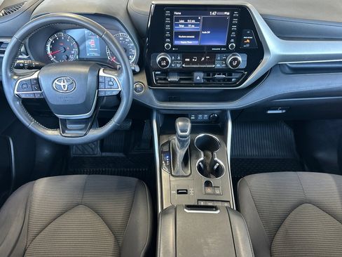 Used 2022 Toyota Highlander LE FWD image 12