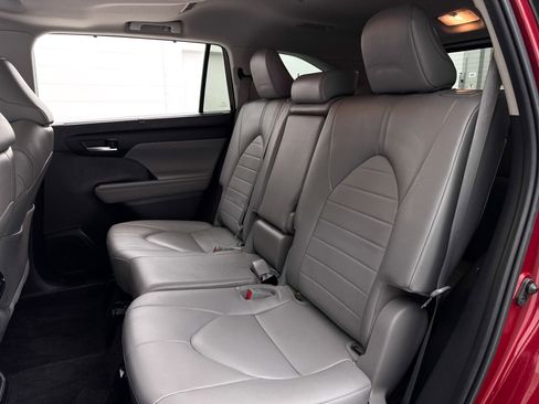 Used 2023 Toyota Highlander XLE image 32
