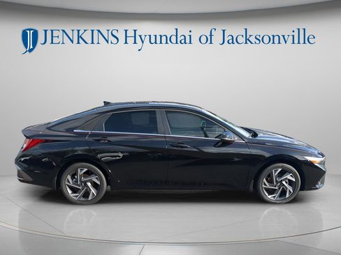 New 2025 Hyundai Elantra Limited FWD image 2
